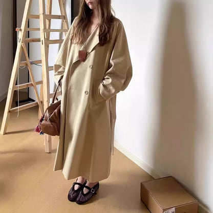 L'Indispensable de l'Automne : Trench-Coat Long et Chic pour un Style Élégant et Décontracté