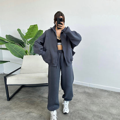 Ensemble en deux pièces avec sweat et pantalon fuselé décontracté.